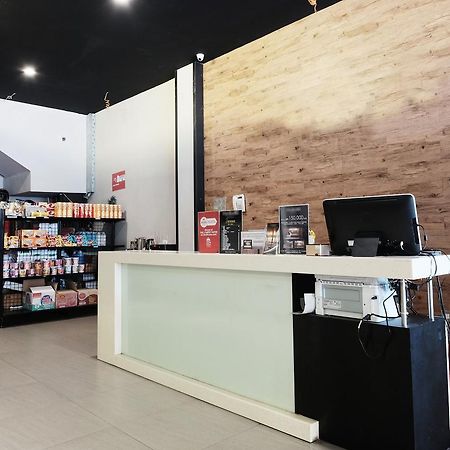 Juanda Airport Hostel Gedangan Luaran gambar